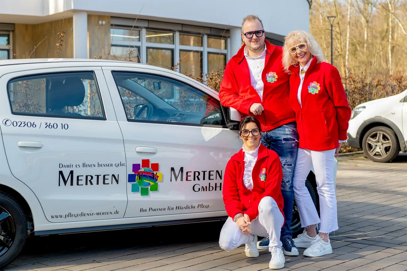 Pflegekraft am Dienstwagen